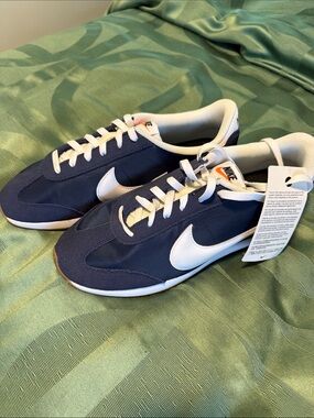 Nike Men’s Navy and White Retro Runner Sneakers